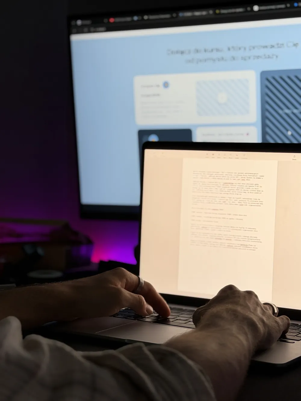 Praca nad ebookiem - pisanie tekstu na laptopie